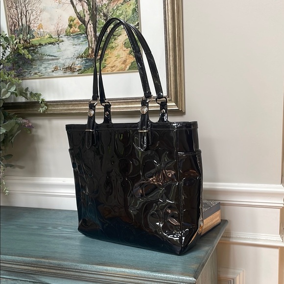 Elegant Black Patent Leather Tote Bag - Picture 2 of 7